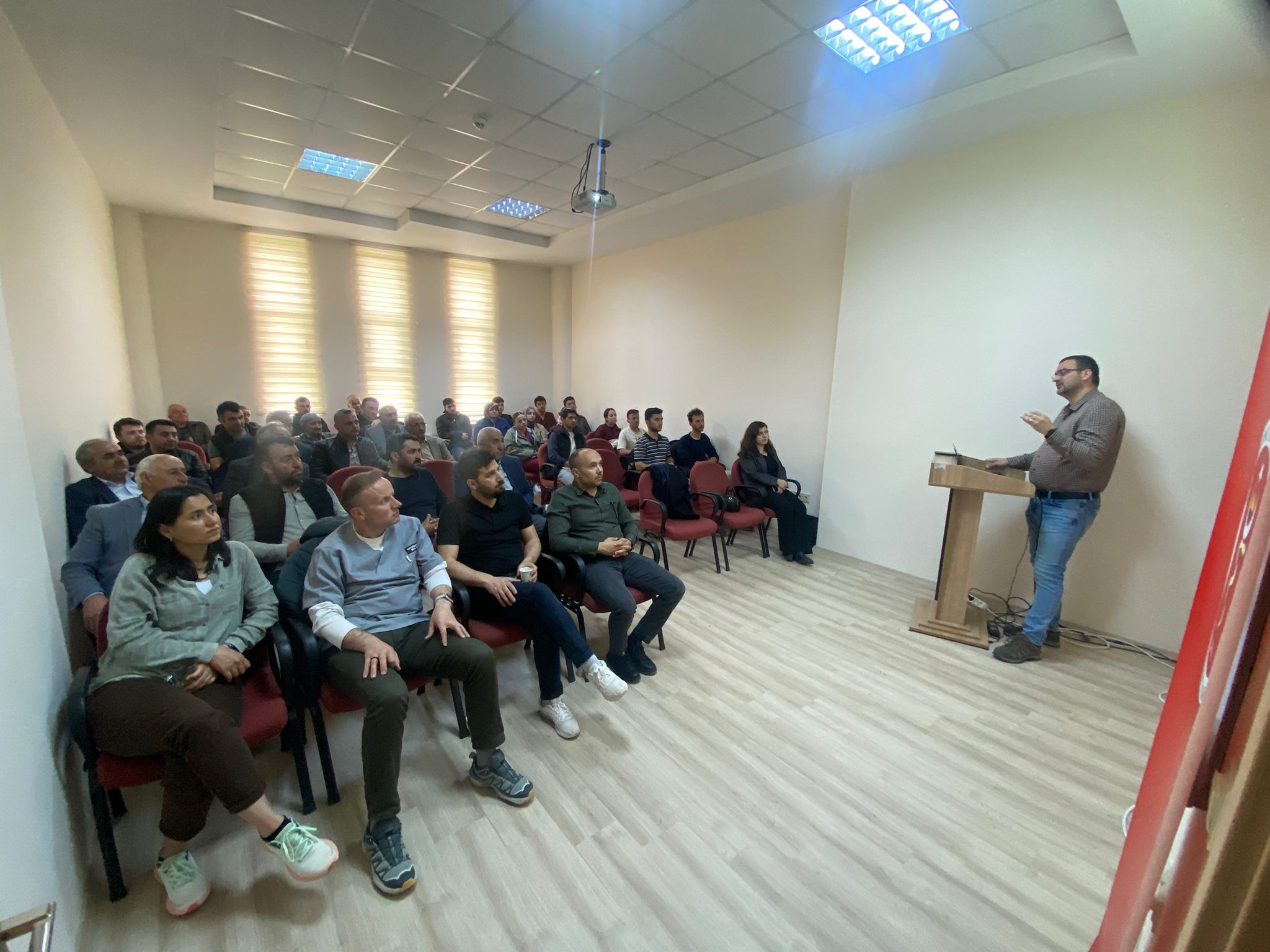 Fakültemizde “Buzağı İshalleri” Konulu Çiftçi Eğitim Semineri Düzenlendi