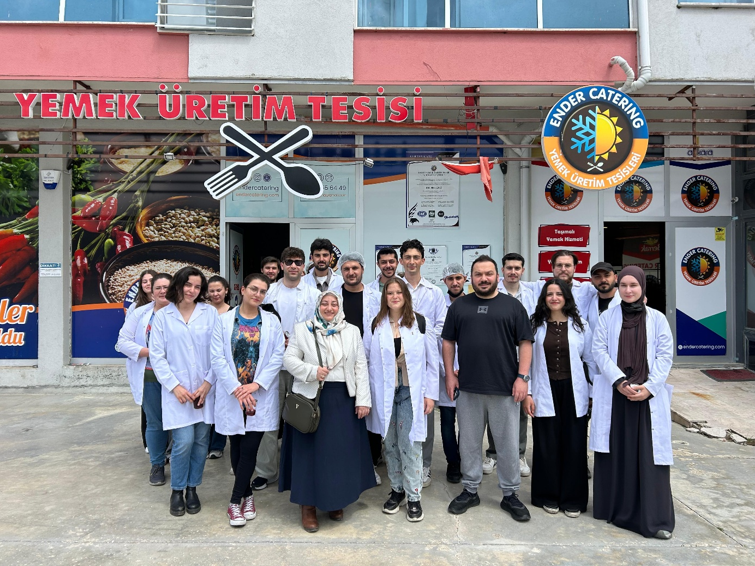İntern Gıda Hijyeni ve Teknolojisi dersi kapsamında Ender Catering Toplu Yemek Üretim İşletmesine teknik gezi gerçekleştirildi        
