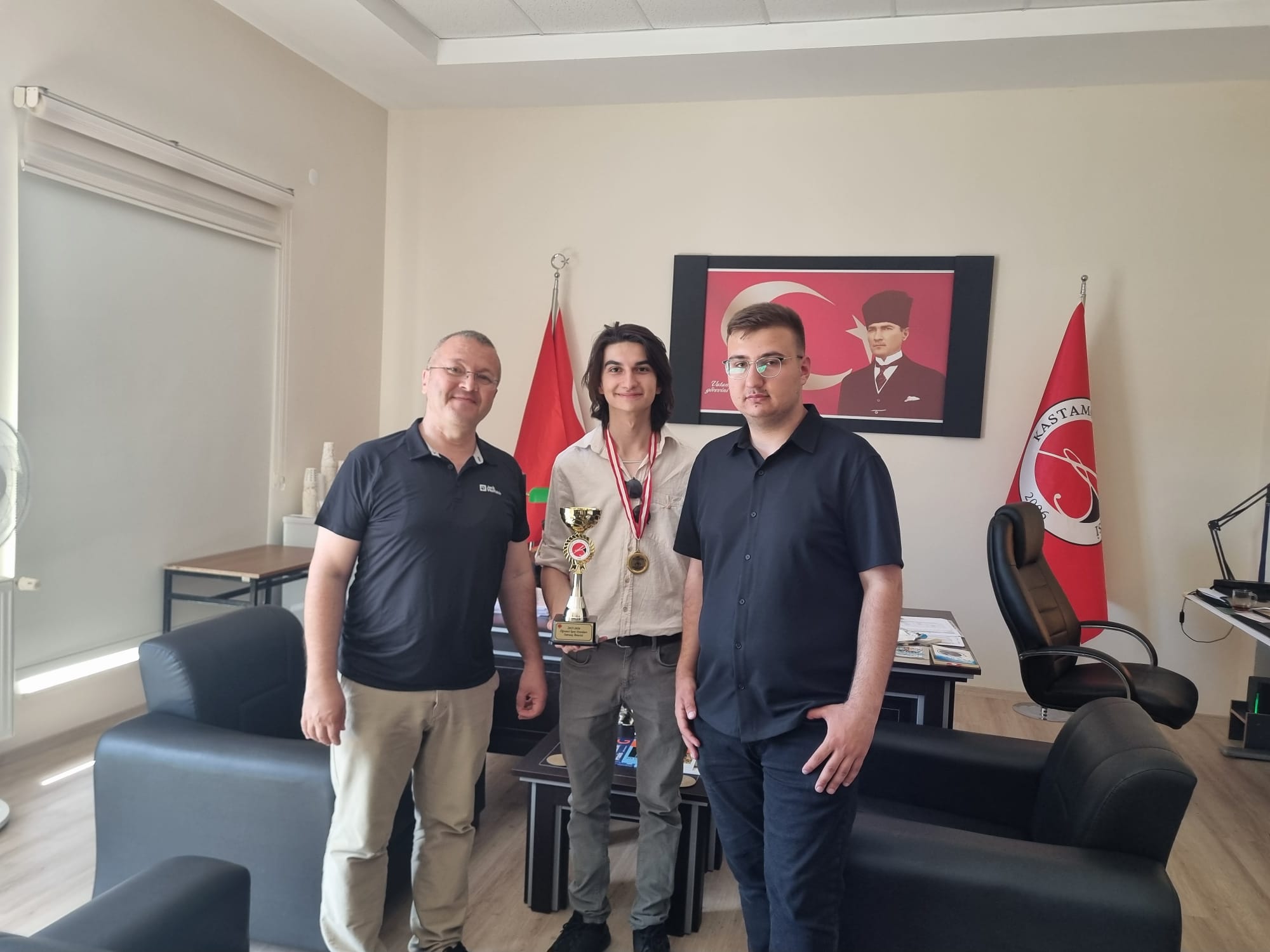 Satranç Branşında Dereceye Giren Öğrencilerimizden Dekanımıza Ziyaret